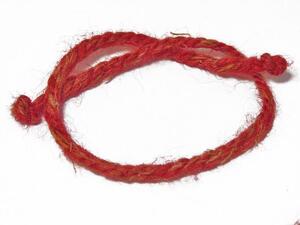  Крапивная нить на запястье красная, ручного прядения, в три сложения 50%